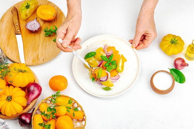 Talrze z kolorowym jedzeniem